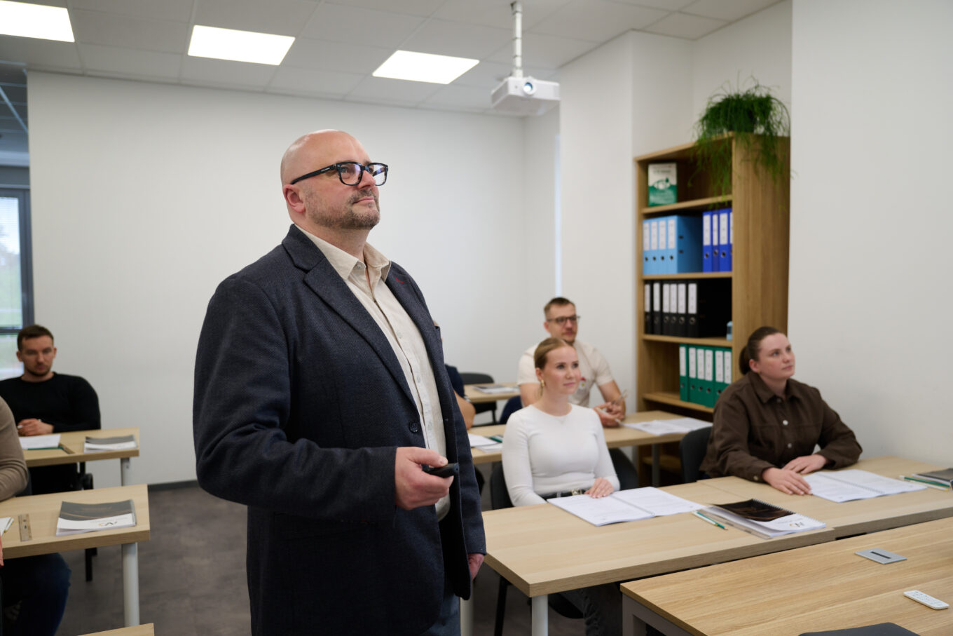 Szkolenie VT 1+2 w Navi Academy - Sebastian Sekuła prowadzi zajęcia z badań wizualnych NDT i omawia materiał kursantom