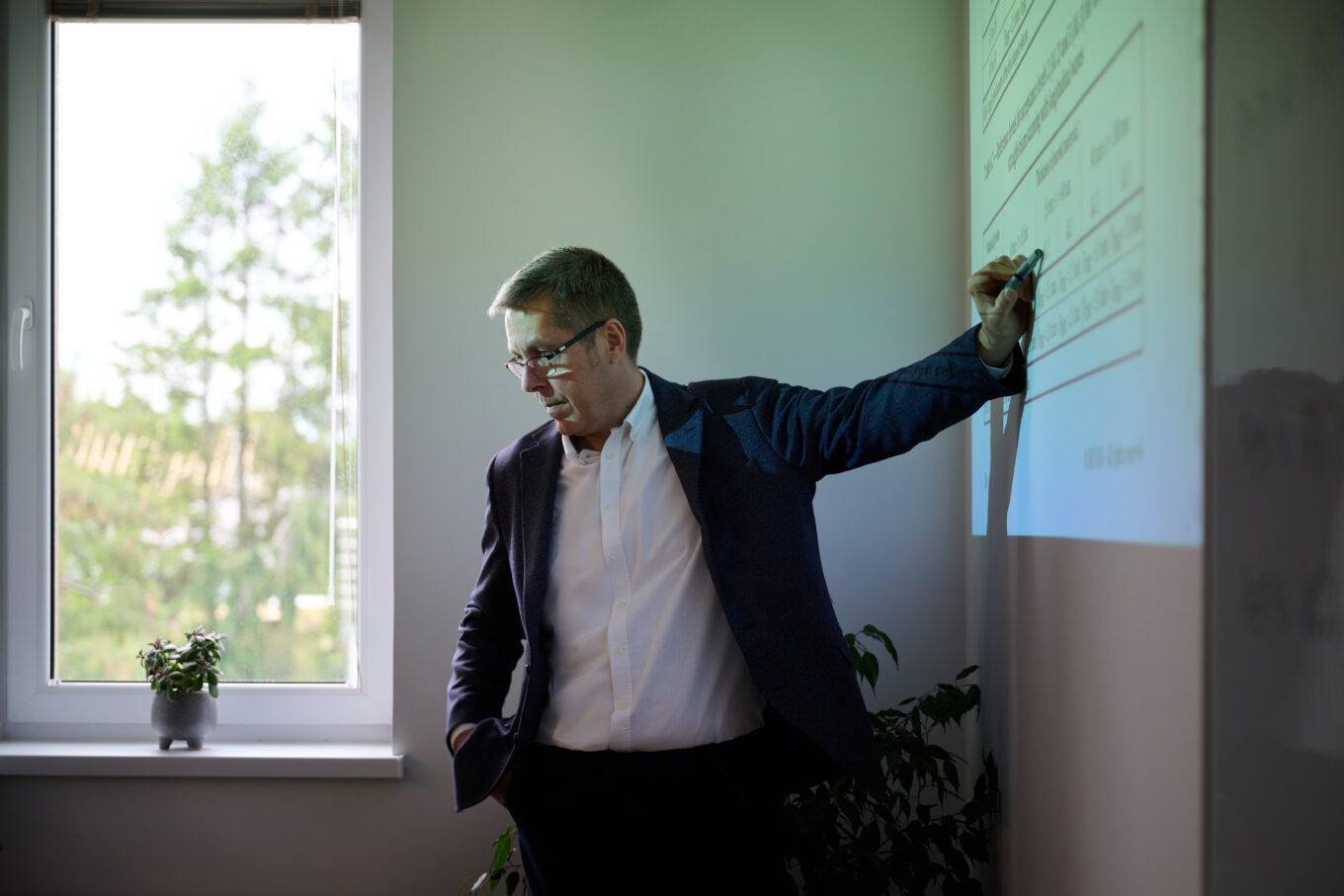 Szkolenie NDT w Navi Academy - doświadczony trener omawia zagadnienia z badań nieniszczących podczas zajęć w Trójmieście