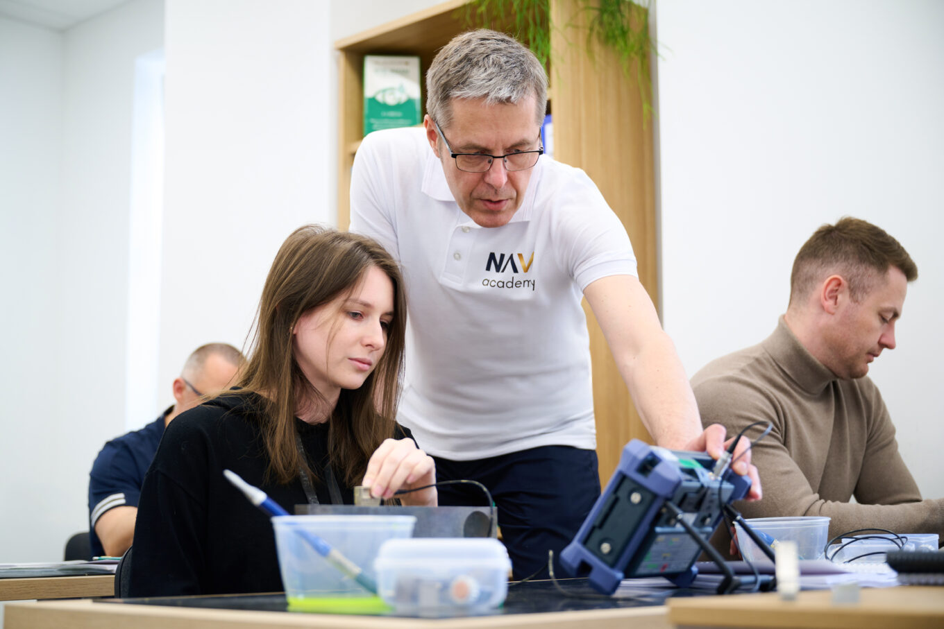 Instruktor Navi Academy pomaga kursantce podczas praktycznych zajęć ze szkolenia UT